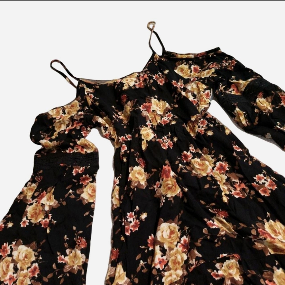 PaperDoll Sz M Black Floral Cold Shoulder Romper Shorts Bell Sleeve Lace Crochet - Picture 2 of 6